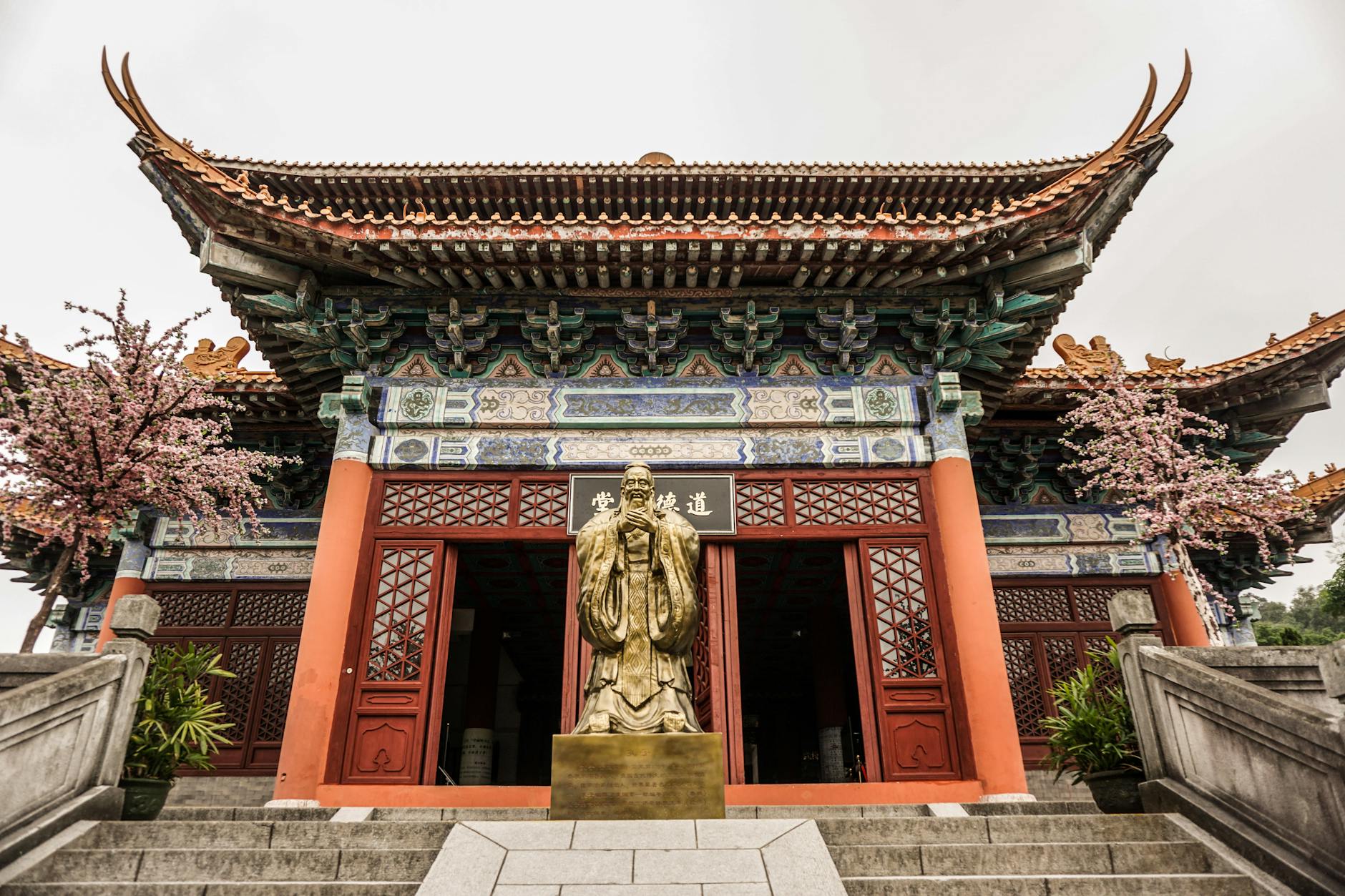Temple of the Six Banyan Trees (Liurong Temple)